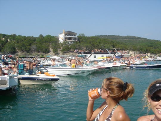 Muita diversão no Lago Travis com o barco Regal de 20 pés