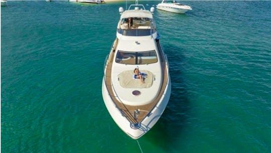 70FT Beutiful Azimut Yacht Available In Miami for up to 13 peoples