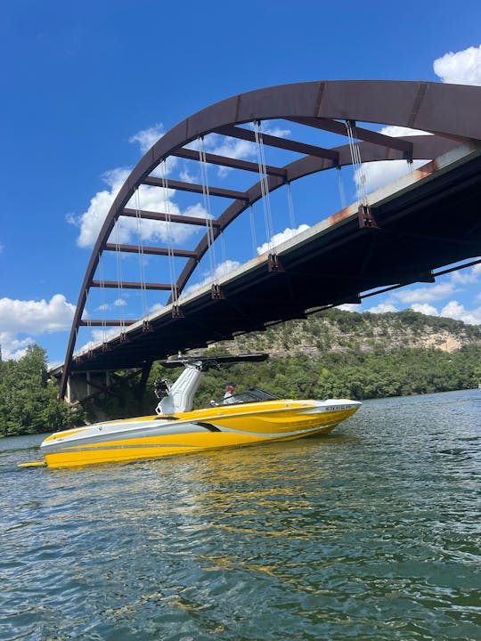 O barco de surf Centurion Fi25 acomoda até 15