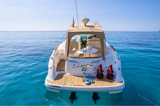 Jeanneau Prestige 34 - Yacht Charter in Sorrento