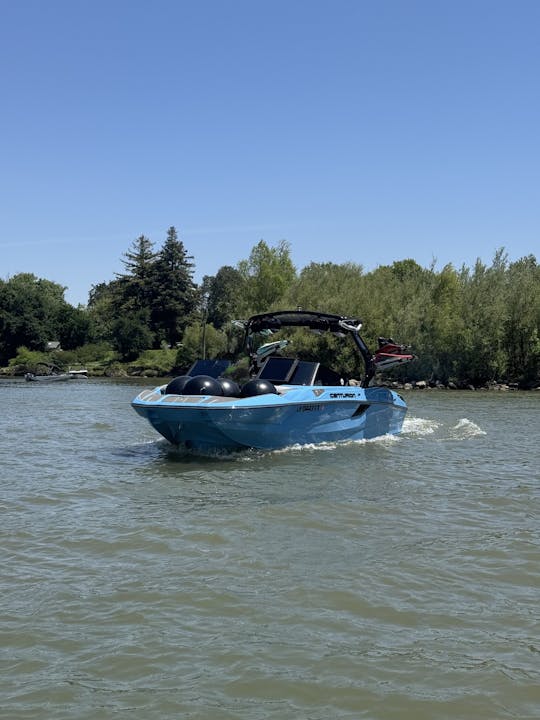 Bateau de surf 2024 avec système audio amélioré