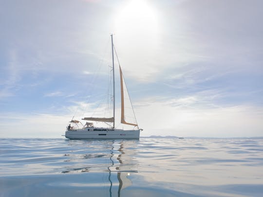 El Velero Perfecto Para Navegar Por La Costa Brava