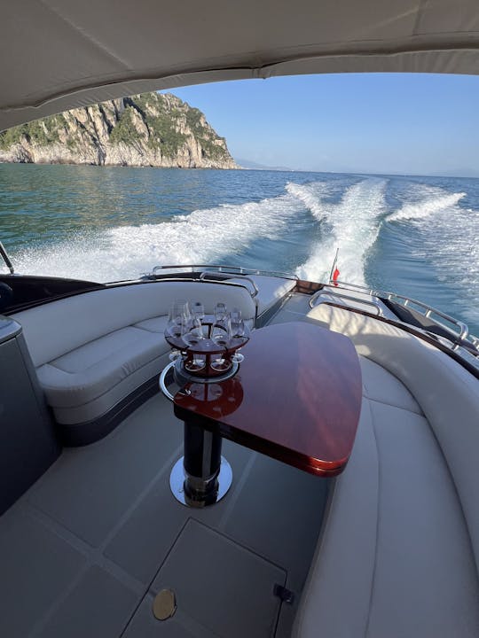 カンパニア州ソレントの44インチRiva Rivaramaモーターヨットレンタル
