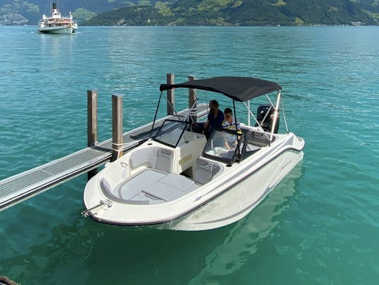 Barco a motor com capitão no Lago Lucerna