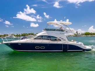 52' SeaRay Sundancer features a spacious flybridge & large front and rear areas
