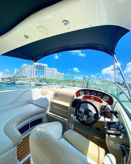 Tenha um dia incrível com este iate Sea Ray de 32 pés em Cancún!
