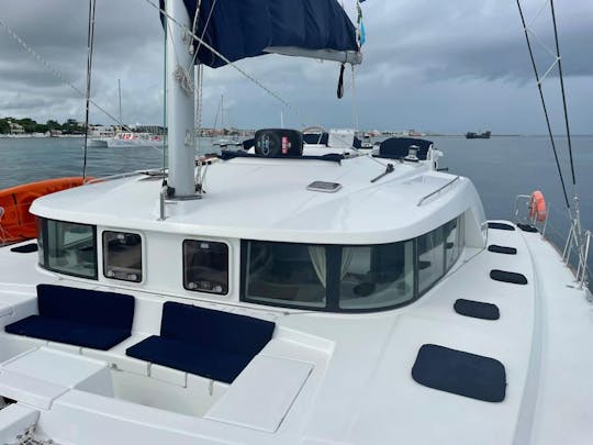 Lagoon 44’ with Open Bar and Full lunch. 