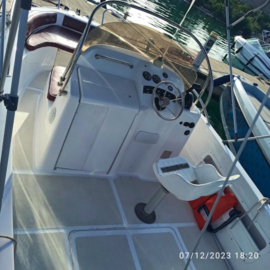 Saver 580 open bare Boat Rental