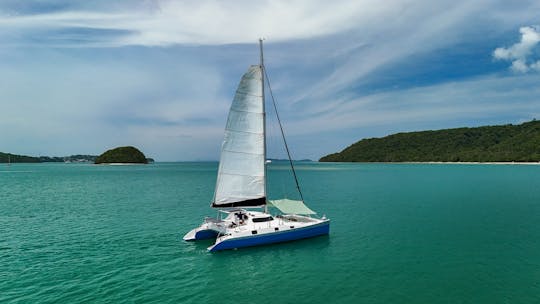 Aventura noturna à vela no catamarã “Shindig” em Phuket, Tailândia