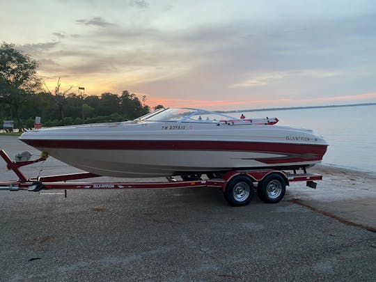 Bateau Glastron Bowrider spacieux sur le lac Somerville