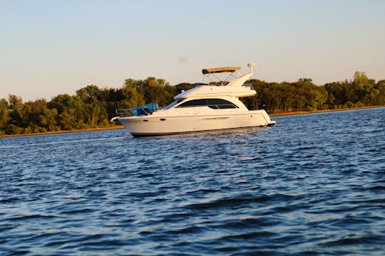 Stunning 38' Meridian Luxury Yacht with Courtesy Champagne at Frisco/Little Elm