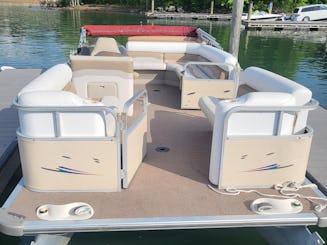 ノーマン湖のスムーズセーリングポンツーンボート
