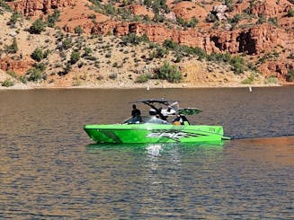 Tiempo épico entre las olas, surf, fiesta, exploración, lago Havasu