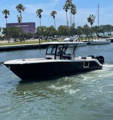 Naviguez avec style avec ce magnifique bateau à console centrale   