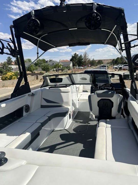 Bote de surf Axis T23 2022 con capacidad para 16 personas en Page, Arizona