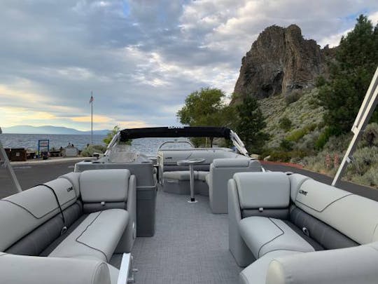 Lowe SS 230 Tritoon en el lago Tahoe