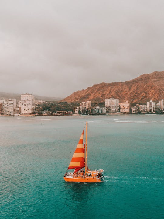 Navegação privada ao pôr do sol em Honolulu saindo do porto de Kewalo