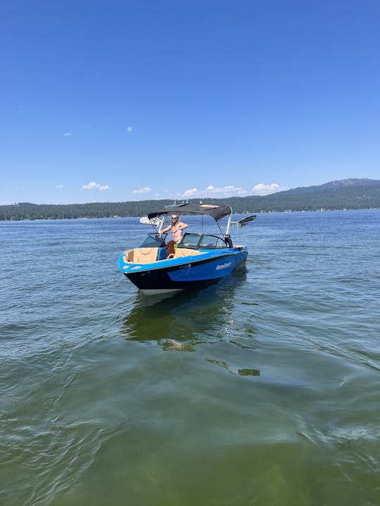 Barco de surf Mastercraft 2024 com capitão e equipamento