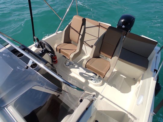 Rent this speedboat Q605 'Helios' 150hp for 7 people in Palma, Spain