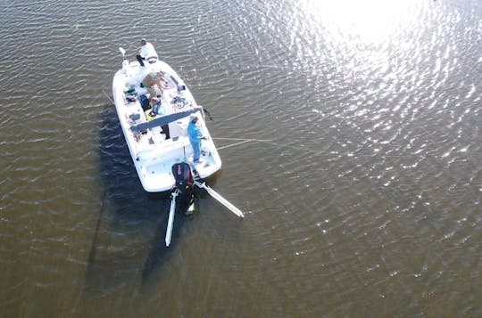 El barco Tahoe 1950 Deck tiene capacidad para hasta 10 personas, ideal para un día divertido en el agua
