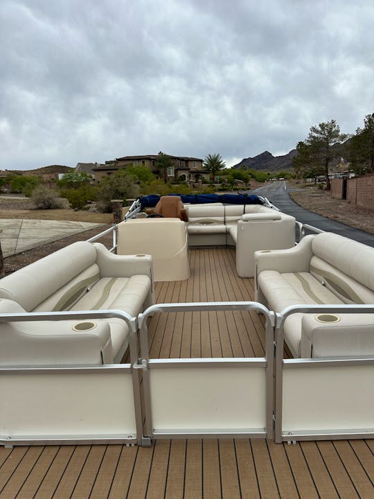 24’ Pontoon with new interior. Great Tahoe Boat