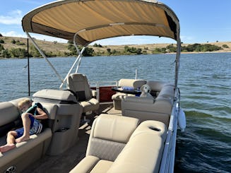 Détendez-vous sur l'eau avec SunTracker Party Barge 20 pour vous amuser sur le lac Lawtonka !