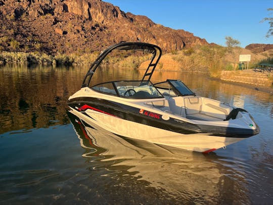 Excellent bateau de wakeboard, de tube et de ski fiable ! Bateau à réaction Yamaha AR 190