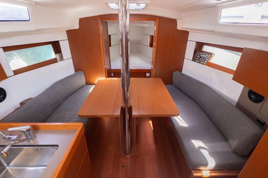 ¡Descubra la bahía de Palma en el velero Beneteau Oceanis 35.1!