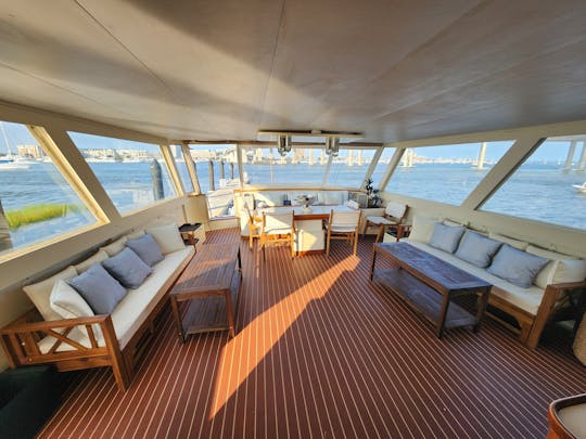 Yate clásico de lujo de 80 pies: ¡alquila el yate Netflix Outerbanks!