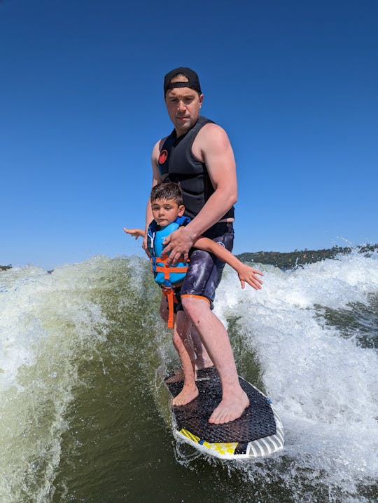 Surfea con el dragón en el barco Yellow Tige de 22 pies