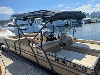 BRAND NEW 2023 LUXURY PONTOON BOAT 