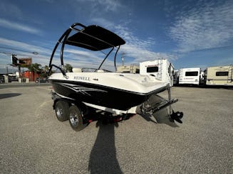 Lancha motora Clean Reinell 204 LSE para 8 personas con torre de wakeboard 