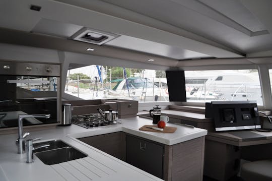 Catamarán de vela Fountaine Pajot ASTREA 42 en Alimos, Izmir, Grecia