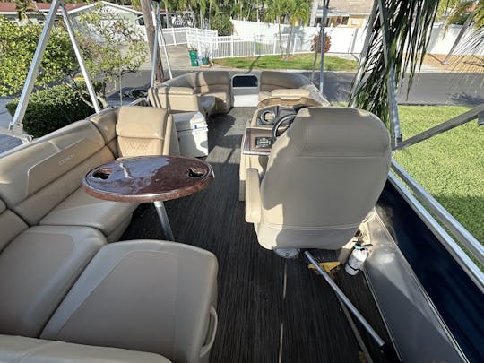 Beautiful Coach 23ft tritoon