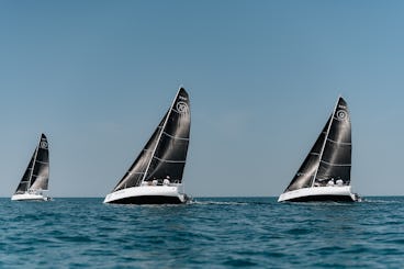 Yachts à voile aux voiles noires | Fareast 28R | 3 yachts