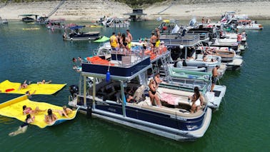 Barco de fiesta de dos pisos con tobogán acuático y nenúfar en el lago Travis