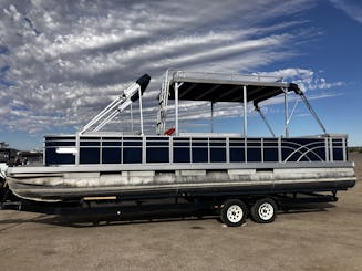 Suntracker Party Hut de 28 pies: ¡espacioso barco para 12 personas en el lago Havasu!