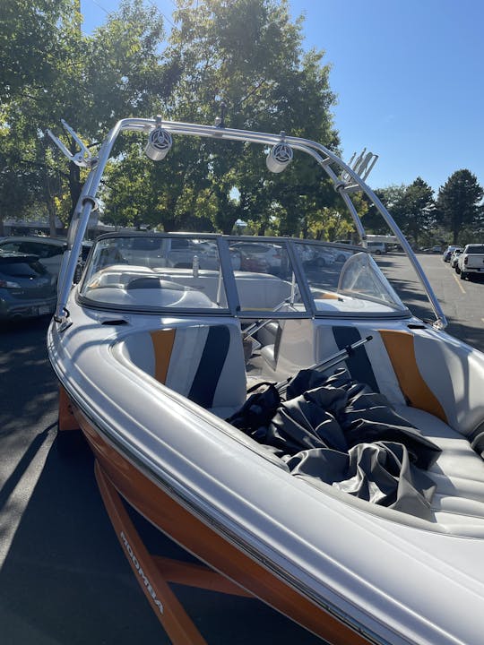 Bateau de wakeSurf Moomba Mobius LSV pour 12 passagers. La licence n'est pas requise