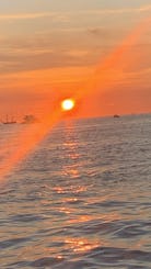 Tour al atardecer en la bahía de Cartagena en lancha motora de 25 pies