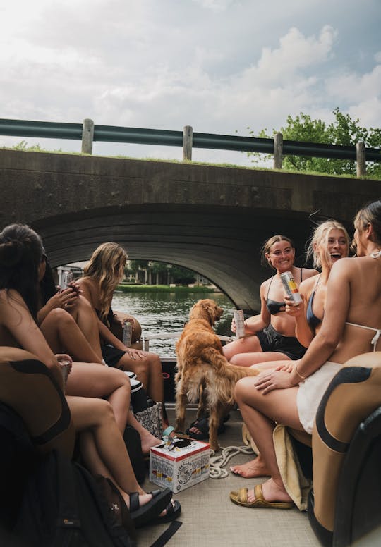 ¡Tritón para 14 personas en Lake Austin! 