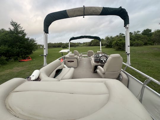 24ft Sun Tracker Pontoon – Party & Fish in Style
