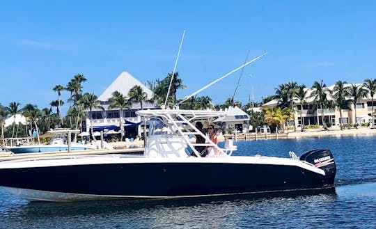 Charters con el Capitán Bibi en una lancha motora de 30 pies en Gran Caimán