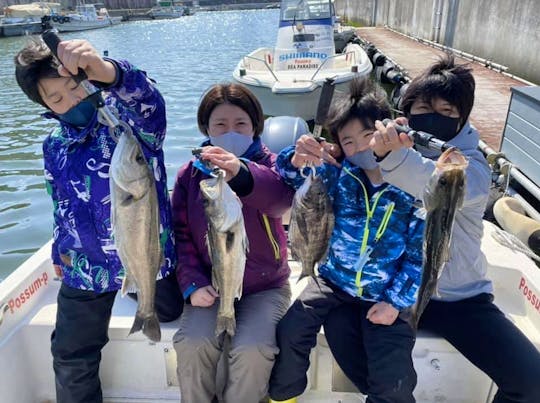 (Chartered Seabass Fishing) Amazing Japanese Sea Bass/ Bream Fishing at Osaka Bay!! Beginners are also welcome!