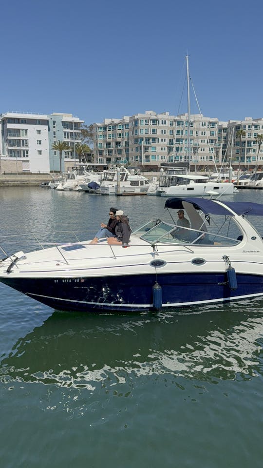 El lujoso Sea Ray Sundancer 280 de 2007, perfecto para 6 personas, estilo yate