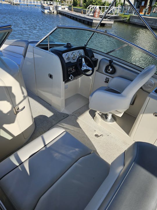 Aproveite este iate Sea Ray Sundeck de 30 pés em Tampa