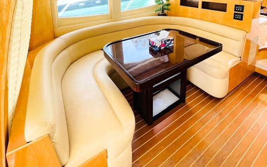 Aluguel de iate de luxo de 60 pés na Marina de Dubai — ideal para grupos de 20 convidados