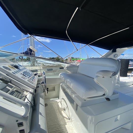 Le yacht à moteur Bertram de 42 pieds peut accueillir jusqu'à 15 personnes