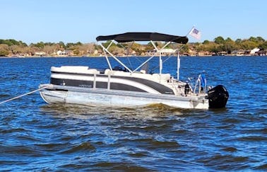 Harris Tritoon para 14 personas en el lago Conroe en Montgomery, Texas