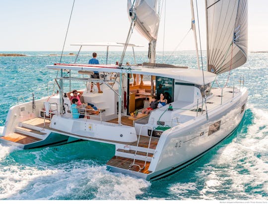 Catamarã VIP Lagoon 42 privado - passeio de luxo em Lisboa 