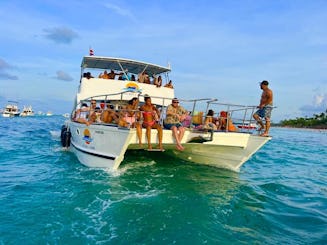 Aluguer de iates a preços acessíveis: ofertas e tripulação incluem barco de festa em Punta Cana!